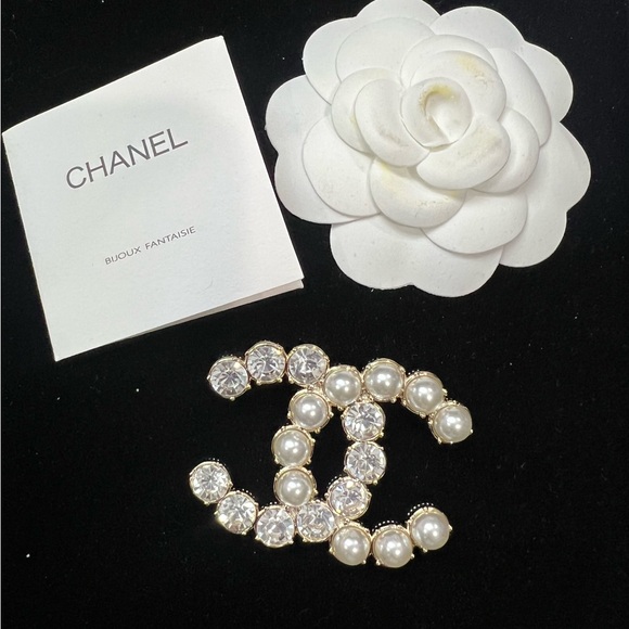 Chanel Pearl and Crystal Brooch pin gold tone - Picture 1 of 7